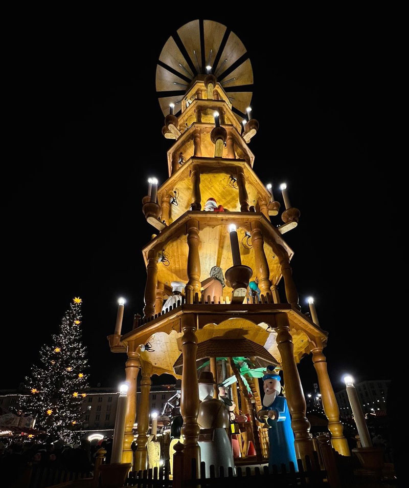 Weihnachtspyramide auf dem Dresdner Strietzelmarkt