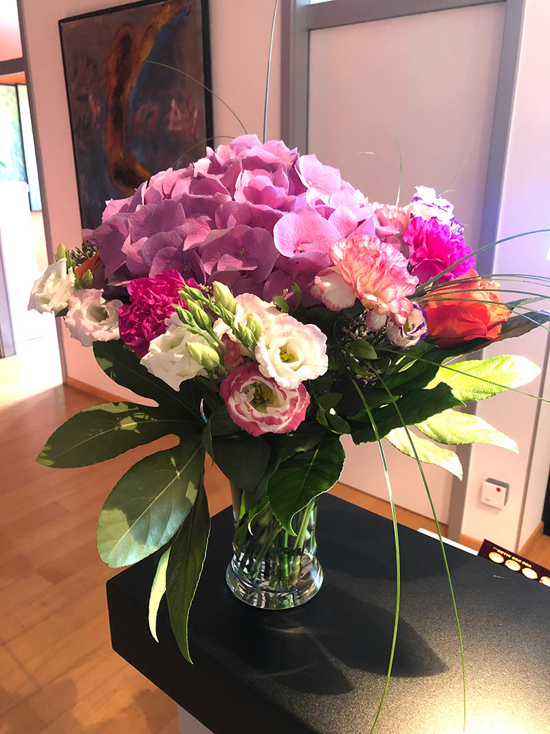 Lizandra mit Blumenstrauss